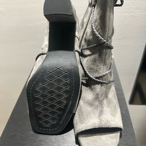 Rialto Gray Heeled Boots Sleek Design